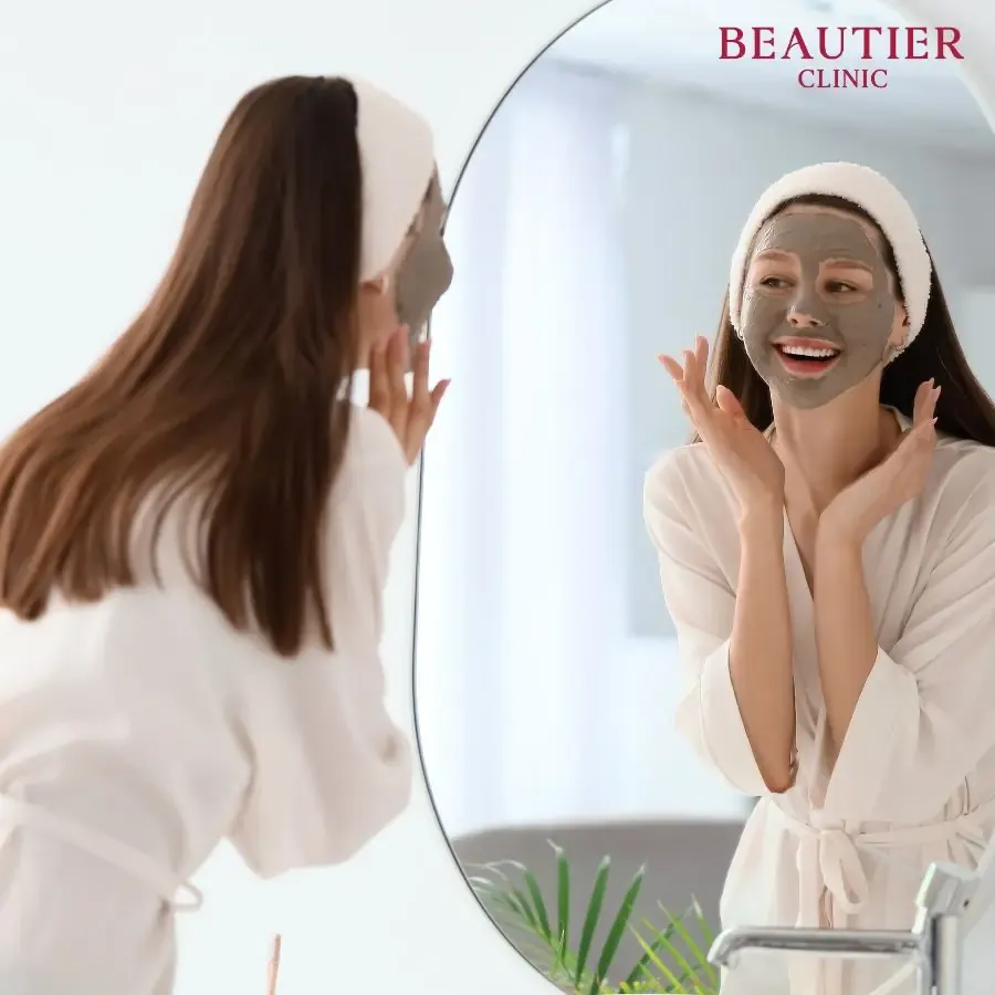 นางแบบกำลังมาสก์หน้าด้วย Acne Clear Mask