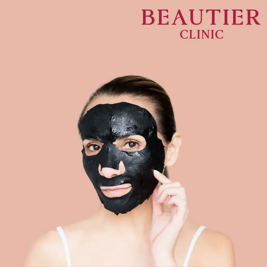 นางแบบกำลังใช้ Charcoal Mask สีดำบนใบหน้า