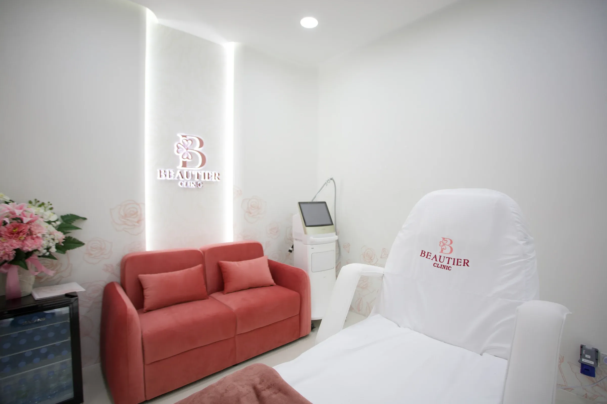 พื้นที่ต้อนรับและเคาน์เตอร์ Beautier Clinic พระราม 9