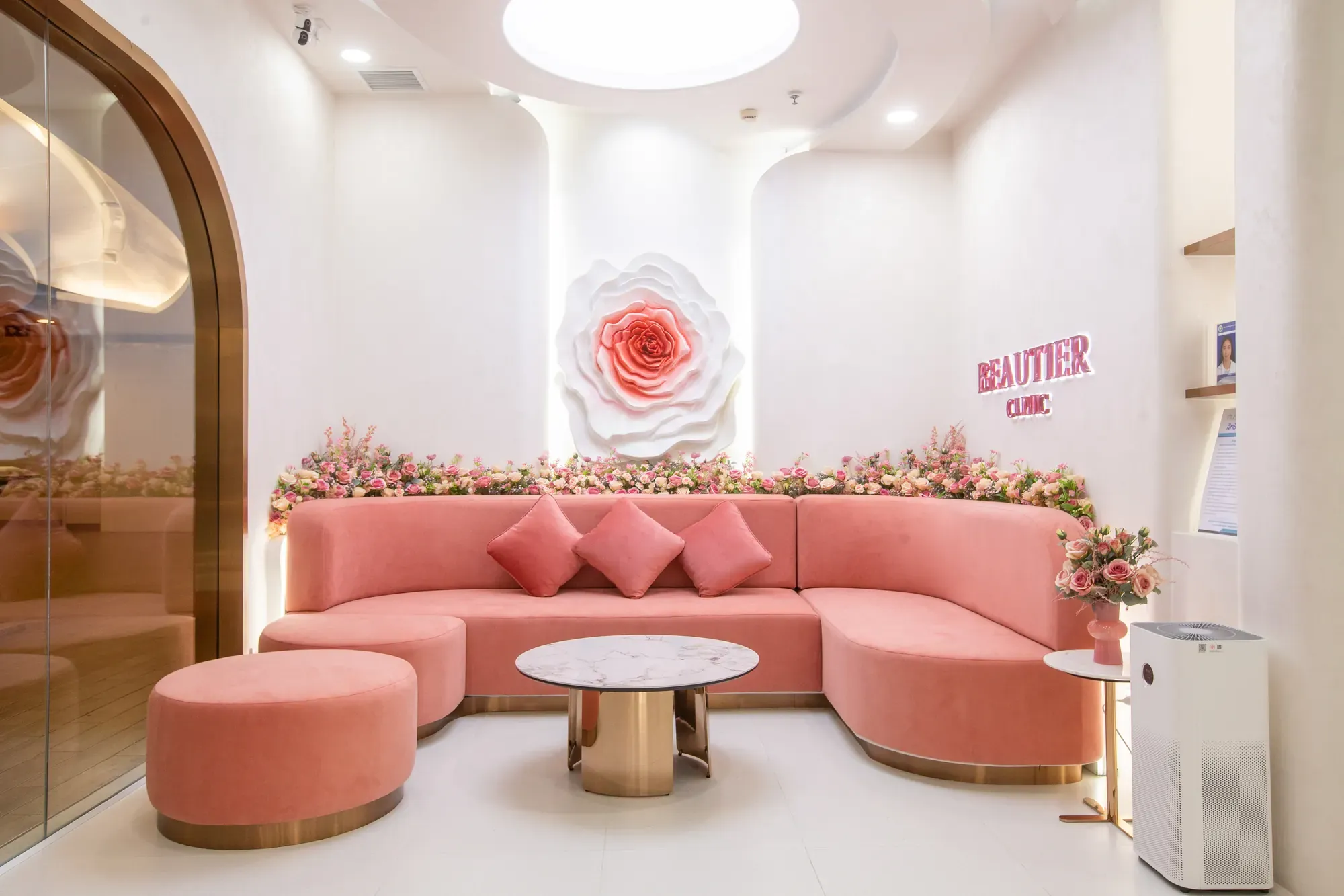 ทีมต้อนรับประจำเคาน์เตอร์ Beautier Clinic พระราม 9